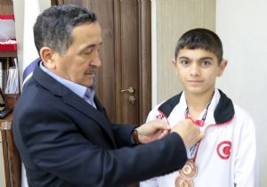 Büyükşehir Sönmez'i ödüllendirdi