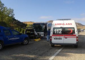 Uzundere'de trafik kazası: 12 yaralı