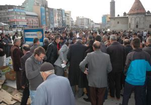 Lalapaşa Camisi avlusunda aşure izdihamı