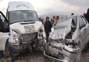 Minibüs Erzurum'dan giden otomobille çarpıştı