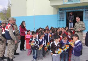 Mehmetçik çocukları sevindirdi