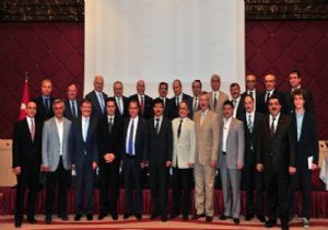 Bakan Güllüce ödülünü Rektör Koçak'tan aldı