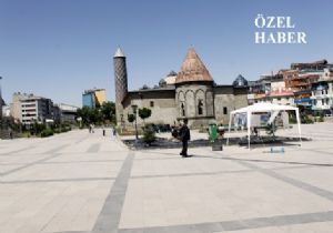 Gündüz sükut, gece coşku...