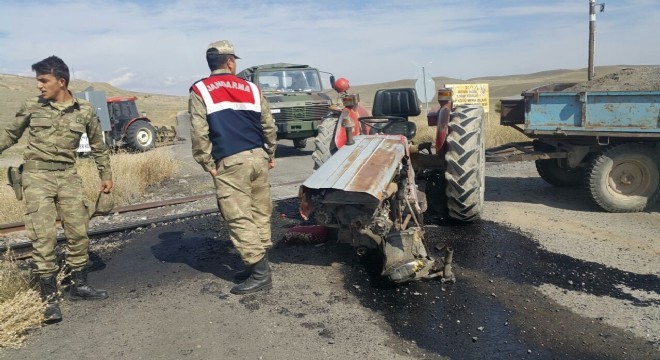 Azap'ta yolcu treni traktöre çarptı: 1 ölü