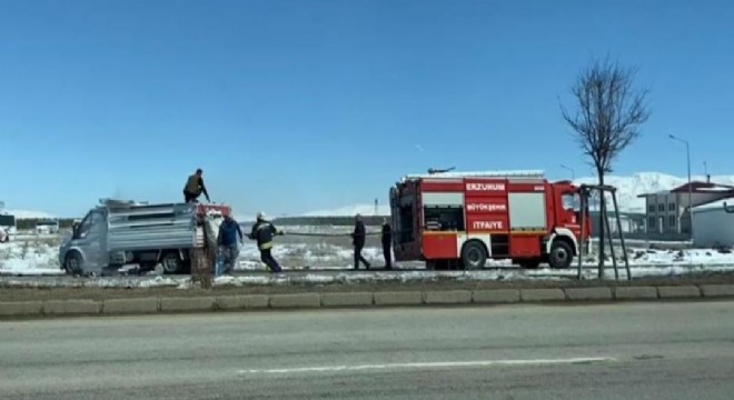 Aziziye'de kağıt yüklü kamyonet yandı