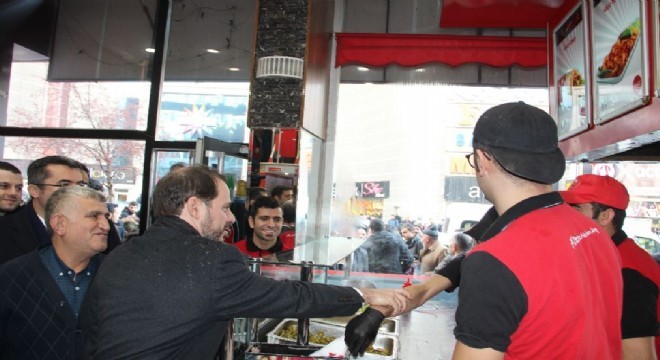 Bakan Albayrak'a sevgi seli: