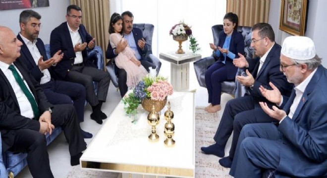 Bakan Tekin şehit ailesini ziyaret etti