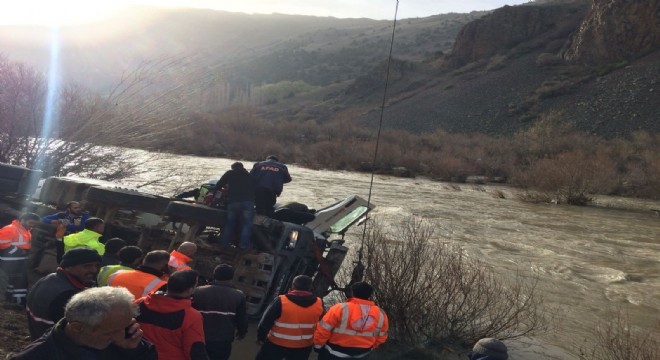 Beton mikseri Aras Nehri'ne uçtu