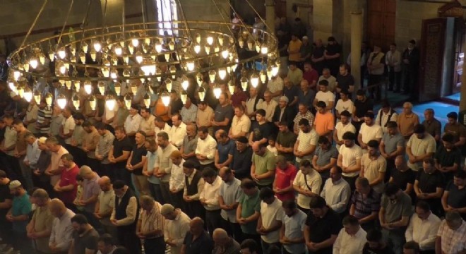 Camilerde Haniye için gıyabi cenaze namazı kılındı