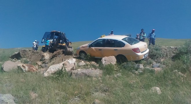 Danişment'te otomobil şarampolde asılı kaldı