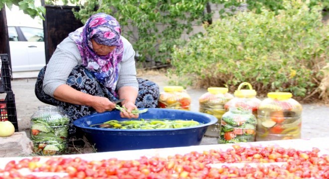 Doğu'da kadınların turşu mesaisi