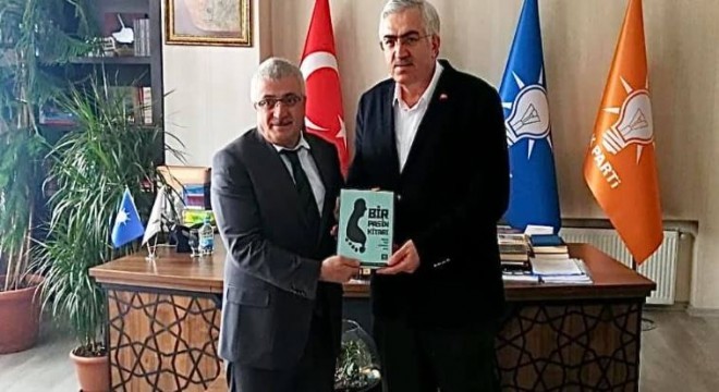 Dölekli'den Öz'e ‘Bir Pasin Kitabı' hediyesi