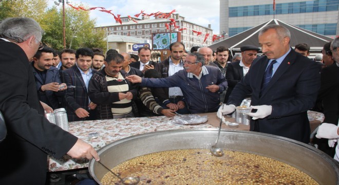 Erenler'den Dualar eşliğinde aşure ikramı
