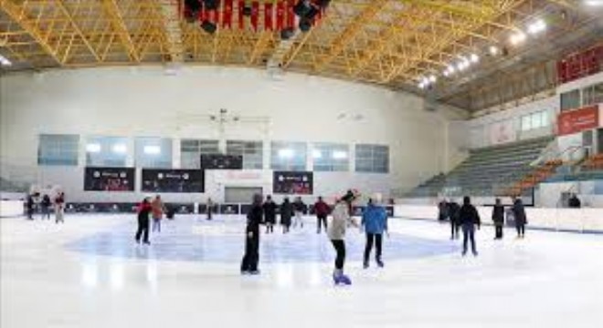 Erzurum'da Kur'an Kursu Öğrencilerine Buz Pateni Eğitimi