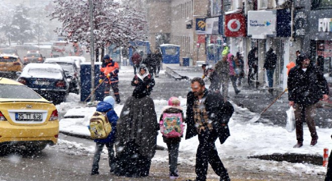 Erzurum'da eğitime kar engeli