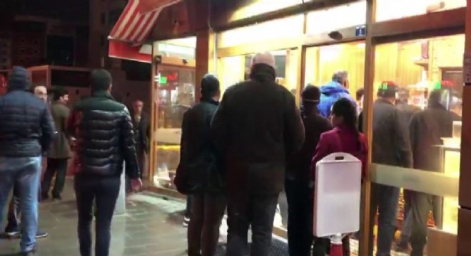 Erzurum'da halk fırın ve marketlere akın etti