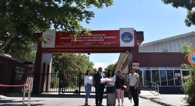 GSİM'den Öğrencilere çiçekli karşılama