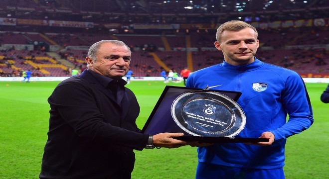 Galatasaray'dan Erzurumsporlu futbolcuya plaket