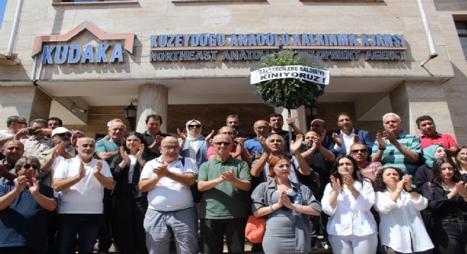 Gazetecilerden siyah çelenkli tepki