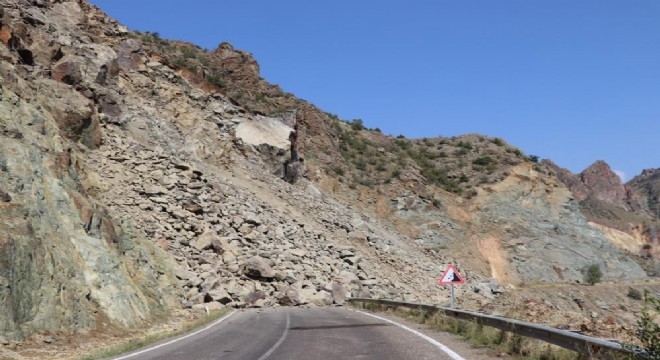 Heyelan ulaşımı durdurdu