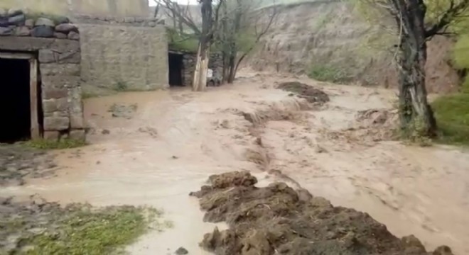 Horasan Kadıcelal'de sel menfezleri yıktı