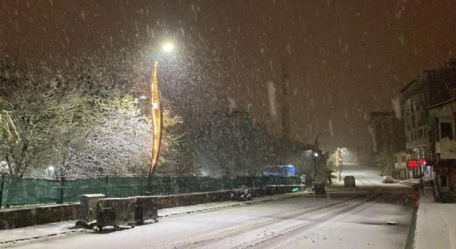 Karlıova'da beklenen kar yağışı başladı