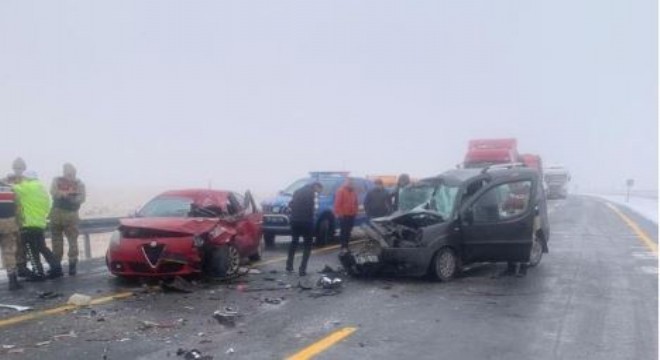Kars yolunda zincirleme kaza: 1'i ağır 3 yaralı