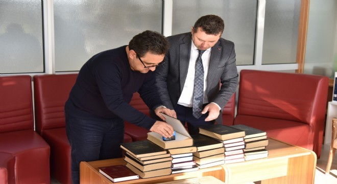 Kavaz, ETÜ'ye 3 bin kitap bağışladı