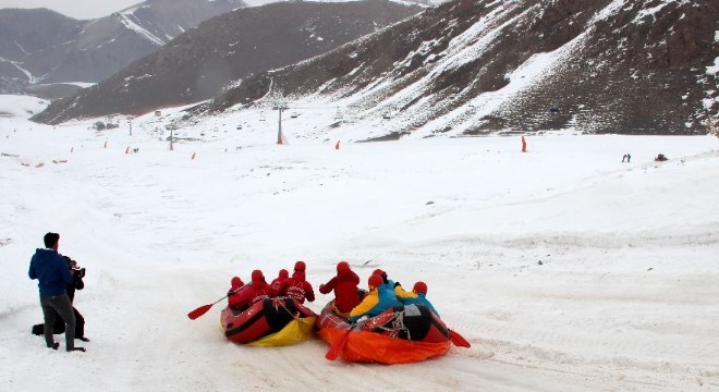 Konaklı'da kar raftingi heyecanı yaşandı