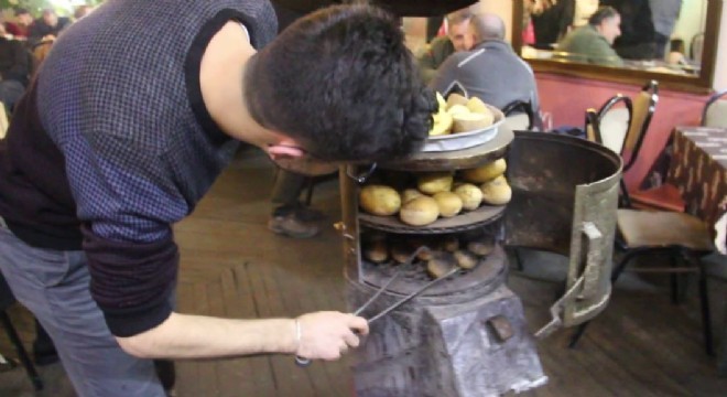 Kıraathanede sobada ‘patates' keyfi