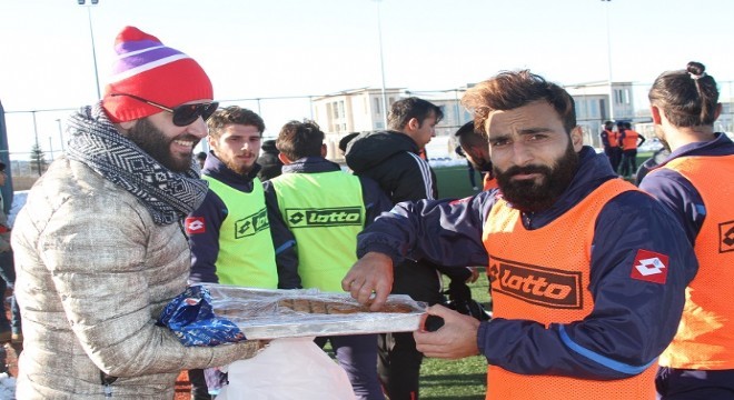 Mavi Beyazlı ekibe taraftardan tatlı ikramı