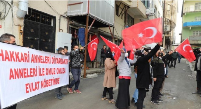 Nöbetteki annelerden HDP'ye şok eylem