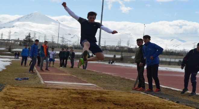 Okullar puanlı atletizmde yarıştı