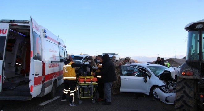 Oltu Dutlu'da traktör ile otomobil çarpıştı: 4 yaralı