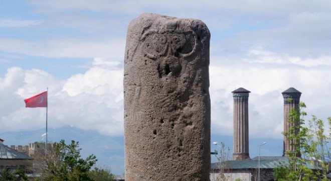 Oltu Yolboyu dikili taşı ilgi odağı oldu