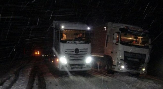 Sahara'da tırlar yolda mahsur kaldı