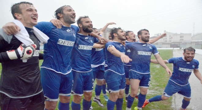 Sağanak altında galibiyet sevinci