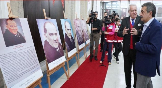 Tekin ‘Orijinal Atatürk Portresi Sergisi'ni açtı