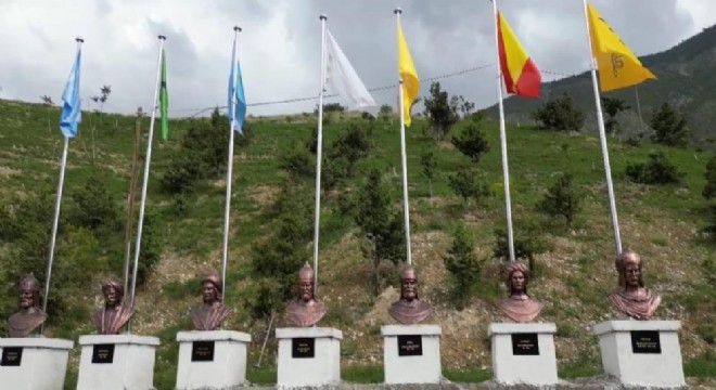 Tortum Şelalesi'ne Türk Büyükleri Anıtı