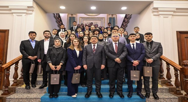 Tunç Erzurum'dan gelen genç hukukçularla görüştü