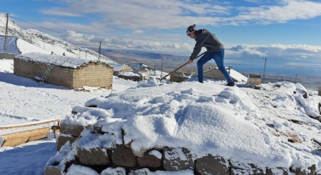 Türkiye'nin en yüksek rakımlı köyüne ilk kar düştü