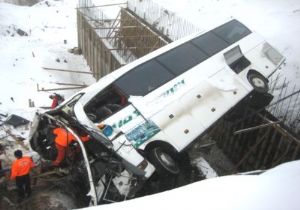 Otobüs buraya yuvarlandı 5 ÖLÜ 37 YARALI
