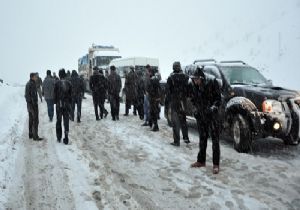Kar yolları kesti