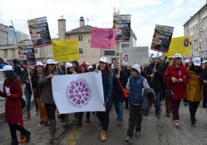 Erzurumlu Kadınlar'dan şiddete tepki yürüyüşü