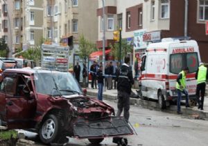 Ambulansla otomobil çarpıştı: 4 yaralı