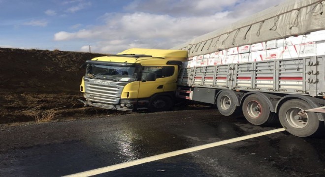 Çat yolunda trafik kazası: 2 ölü, 2 yaralı