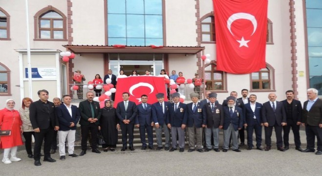 Çocuklar demokrasi nöbeti tuttu