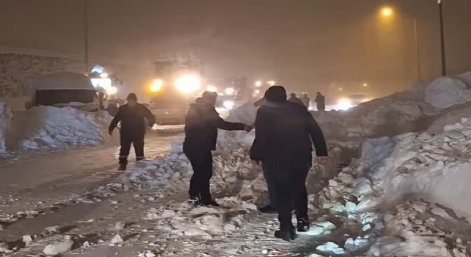 Çığ altında kalan tanker sürücüsü kurtarıldı