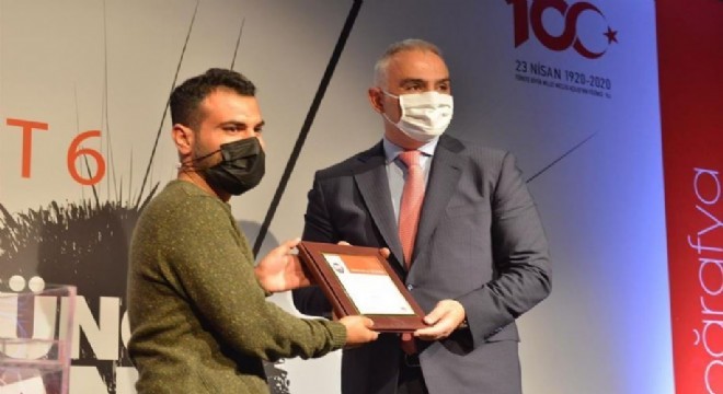 Ödülünü Bakan Ersoy'dan aldı