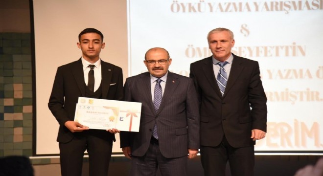 Ödülünü Vali Ustaoğlu'ndan aldı